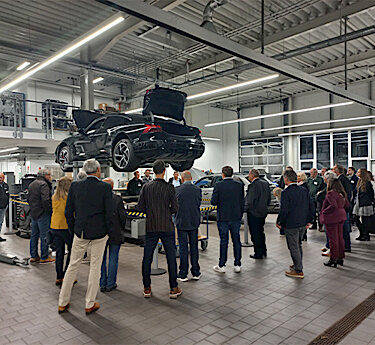 E-Auto auf der Hebebühne